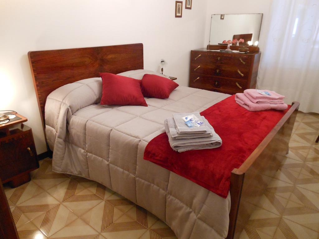 B&B Le Stanze Del Chiostro Serra deʼ Conti Cameră foto
